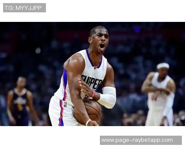 保罗重返快船基地训练展现老炮风采双手暴扣引发球迷热议 保罗重返快船基地训练展现老炮风采双手暴扣引发球迷热议